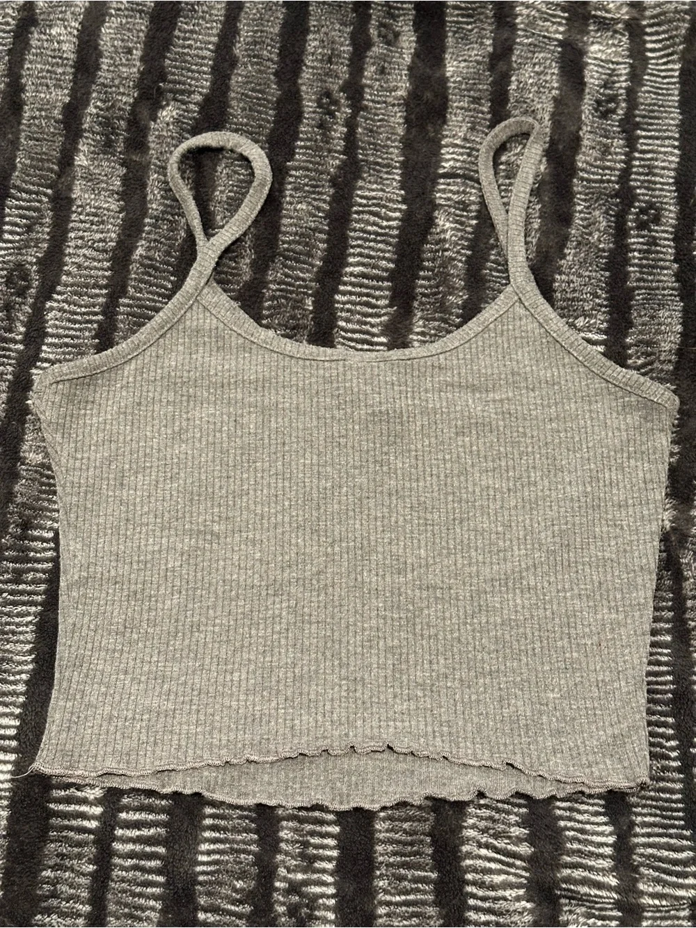 Brandy Melville Heather Gray Ribbed V-Neck Cropped Cami - Picture 2 of 3